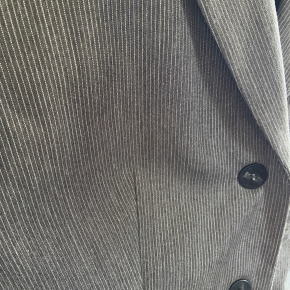 Calvin Klein size 8 Gray pinstripe skirt suit. Fully lined. - Picture 5 of 5